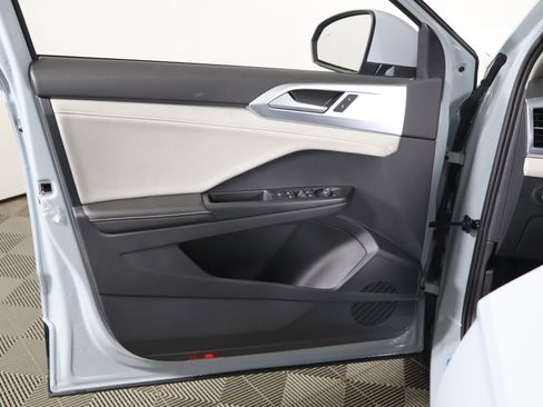 Used 2025 Volkswagen Taos SE image 42