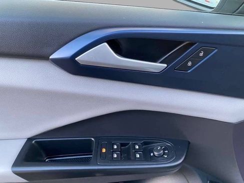 Used 2022 Volkswagen Taos SE w/ Panoramic Sunroof Package image 15