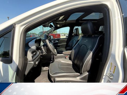 Used 2025 Chrysler Pacifica Limited FWD image 14
