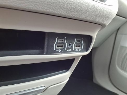 Certified 2024 Chrysler Pacifica Touring-L FWD image 19