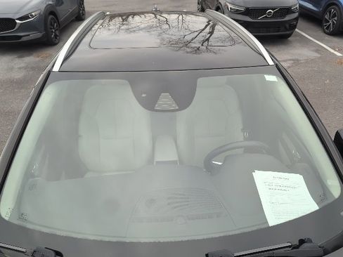 Used 2020 Volvo XC40 T5 Momentum w/ Protection Package Premier image 2