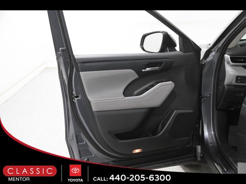 Used 2020 Toyota Highlander XLE AWD/4WD image 4