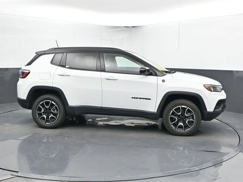 Used 2025 Jeep Compass Trailhawk AWD/4WD image 4