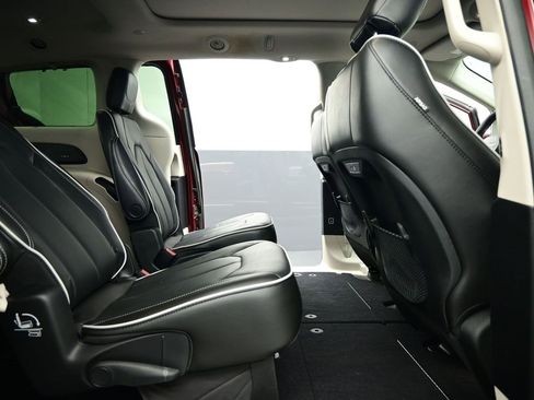 Used 2022 Chrysler Pacifica Limited image 34