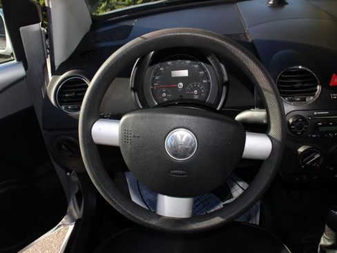 Used 2006 Volkswagen Beetle Convertible w/ Package 1 FWD image 21