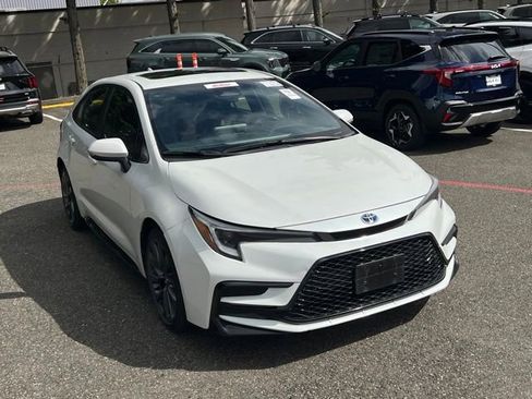 Used 2024 Toyota Corolla SE w/ SE Package FWD image 5