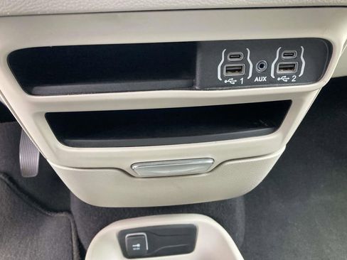 Used 2023 Chrysler Pacifica Touring-L image 27