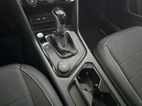 Used 2024 Volkswagen Taos SE image 33