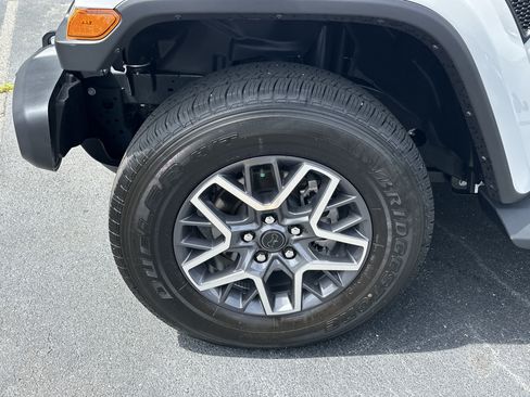 Used 2026 Jeep Wrangler Unlimited Sahara AWD/4WD image 13