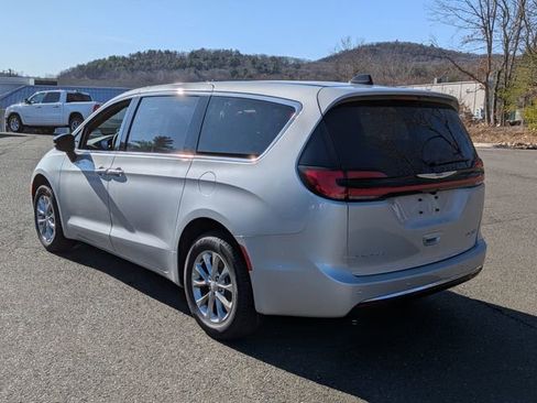 New 2026 Chrysler Pacifica Limited image 8