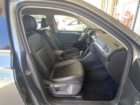 Certified 2022 Volkswagen Tiguan SE FWD image 31
