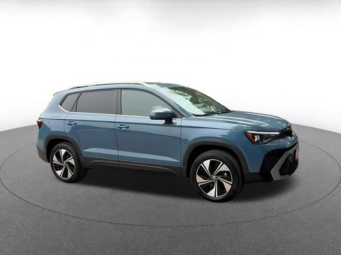 Used 2026 Volkswagen Taos SE AWD/4WD image 2