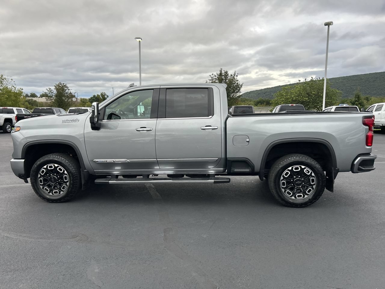 Used 2024 Chevrolet Silverado 2500 High Country w/ Technology Package AWD/4WD image 4