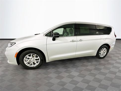New 2026 Chrysler Pacifica Select image 23