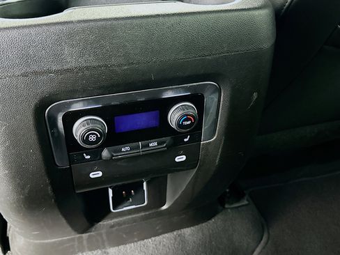 Used 2023 Chevrolet Suburban Premier image 27