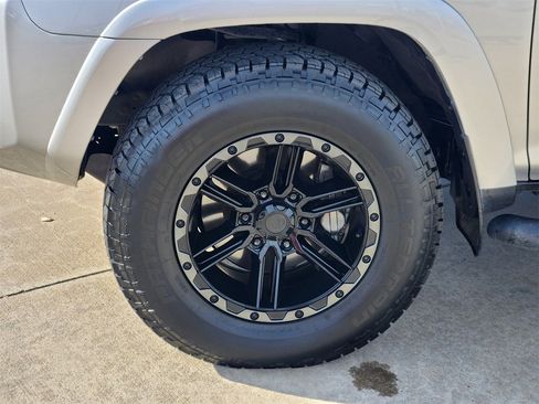 Used 2022 Toyota 4Runner SR5 Premium image 11