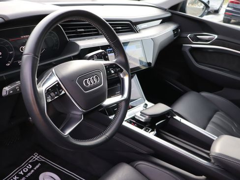 Used 2021 Audi e-tron Prestige w/ Prestige Package image 9
