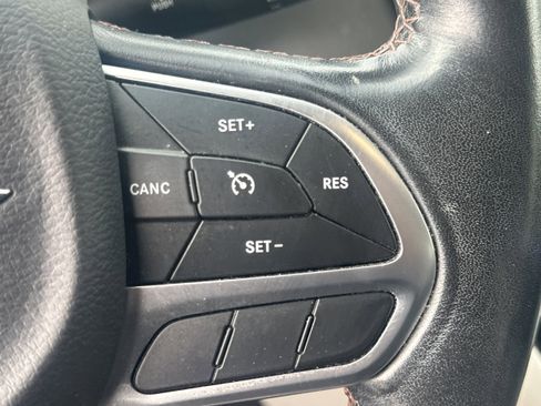 Used 2020 Chrysler Pacifica Touring-L FWD image 23