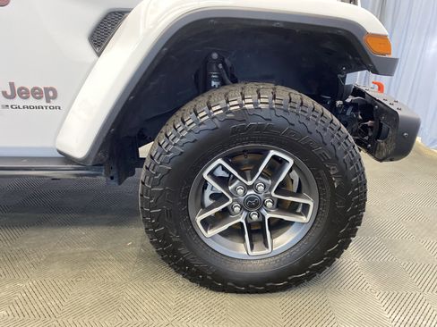 Certified 2025 Jeep Gladiator Mojave image 47
