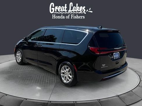 Used 2025 Chrysler Pacifica Select FWD image 3