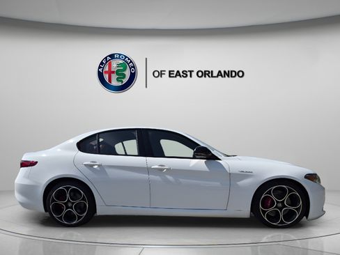 Used 2022 Alfa Romeo Giulia Veloce RWD image 7