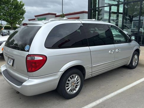Used 2002 Chrysler Town & Country Limited FWD image 6