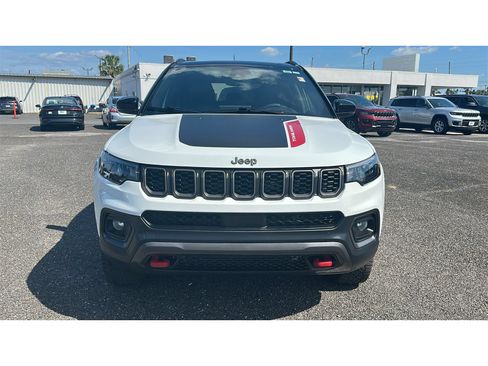 Used 2025 Jeep Compass Trailhawk w/ Sun & Sound Group AWD/4WD image 8