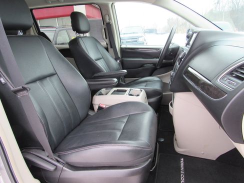 Used 2016 Chrysler Town & Country Touring w/ Driver Convenience Group image 6