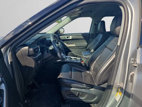 Used 2023 Ford Explorer XLT w/ Equipment Group 202A image 9