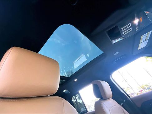 Used 2025 Land Rover Defender 110 X-Dynamic SE image 12