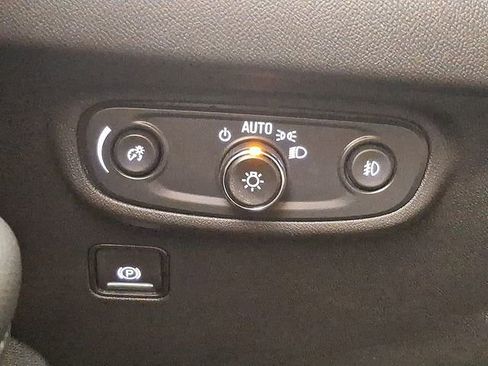 Used 2024 GMC Terrain SLT image 25