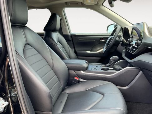 Used 2024 Toyota Highlander XLE AWD/4WD image 11