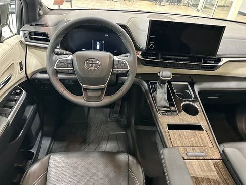 Used 2025 Toyota Sienna Limited image 10