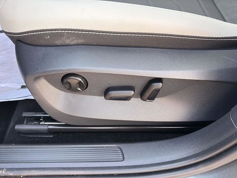 Certified 2025 Volkswagen Taos SE image 14