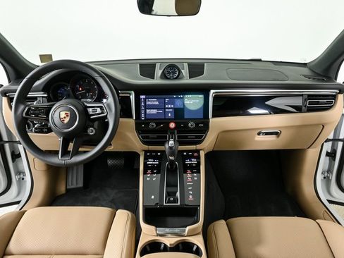 Certified 2025 Porsche Macan image 18