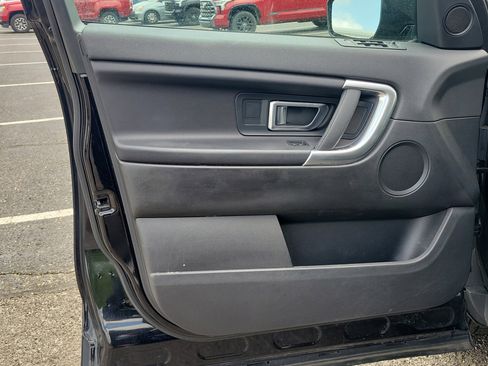 Used 2017 Land Rover Discovery Sport SE image 21