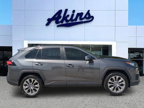 Used 2020 Toyota RAV4 XLE Premium FWD image 1