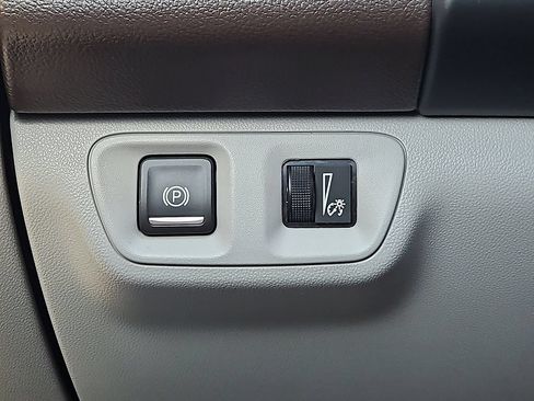 Used 2022 GMC Acadia SLE w/ Driver Convenience Package FWD image 23