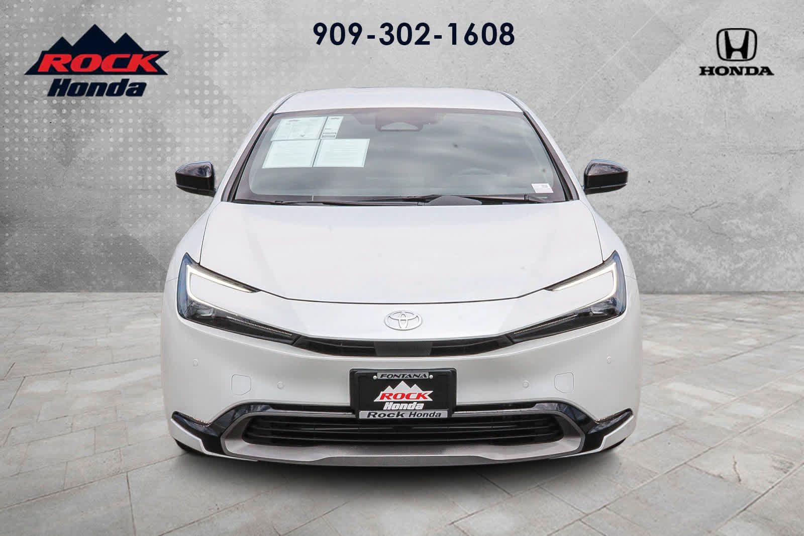 Used 2024 Toyota Prius XLE FWD image 2