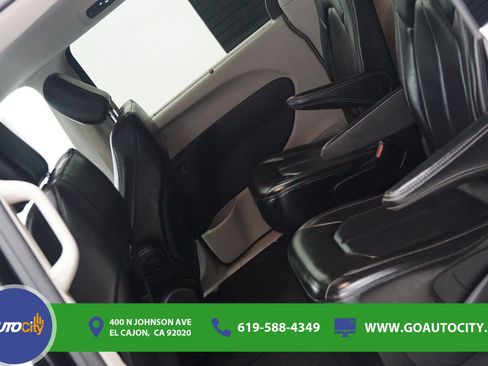 Used 2023 Chrysler Pacifica Touring-L FWD image 14