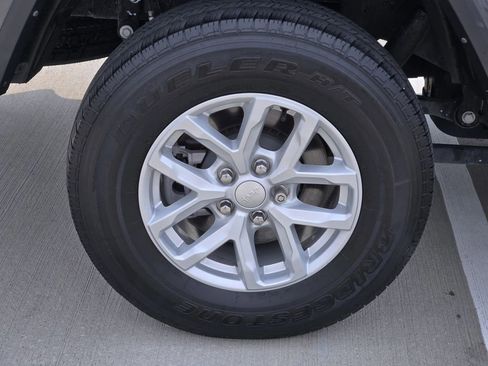 Used 2023 Jeep Gladiator Sport AWD/4WD image 10