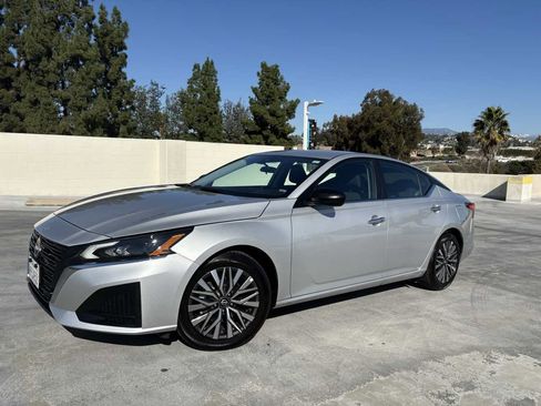 Used 2025 Nissan Altima 2.5 SV image 2