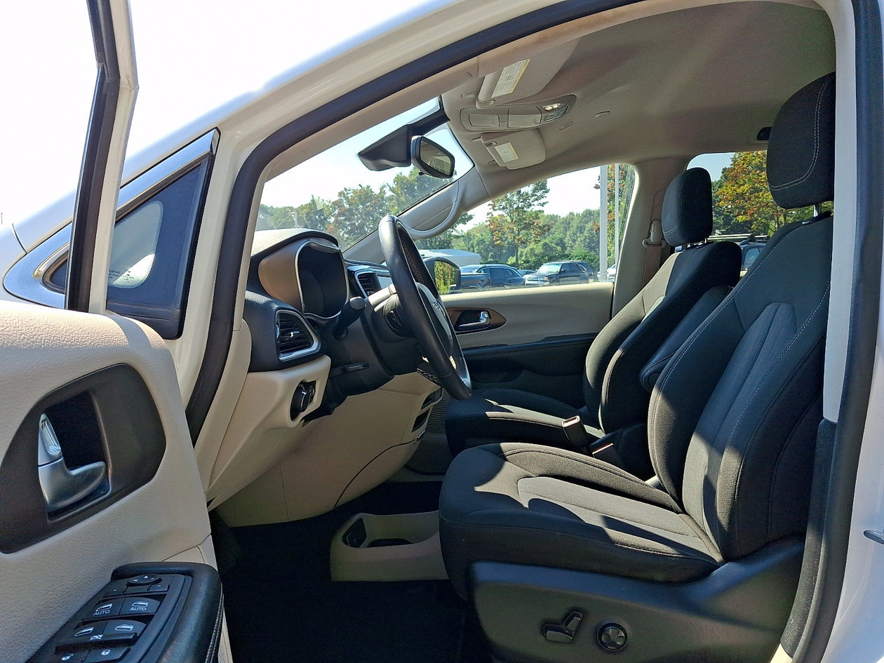 Used 2023 Chrysler Voyager LX FWD image 13