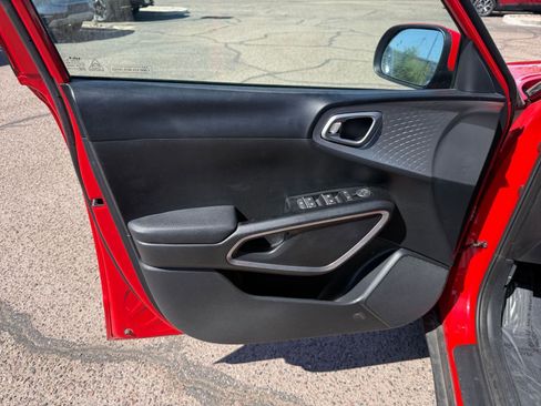 Used 2025 Kia Soul LX w/ LX Technology Package FWD image 18