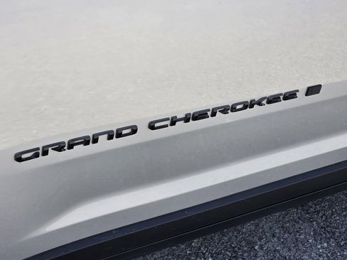 Used 2025 Jeep Grand Cherokee Altitude image 31