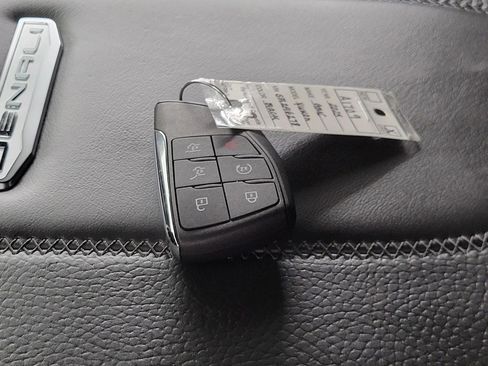 Used 2025 GMC Yukon XL Denali image 29