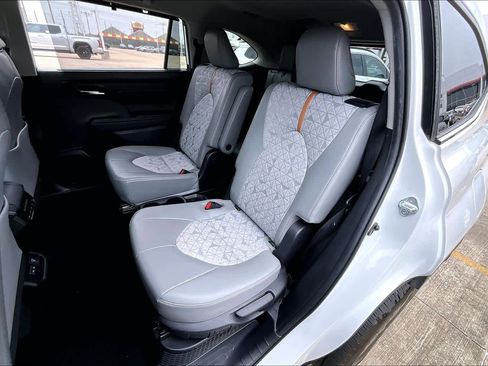 Used 2022 Toyota Highlander Bronze Edition FWD image 20