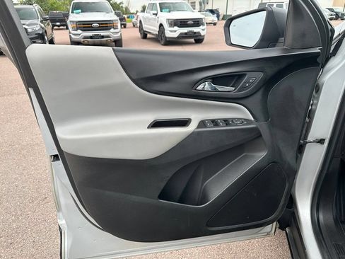 Used 2022 Chevrolet Equinox LS AWD/4WD image 11