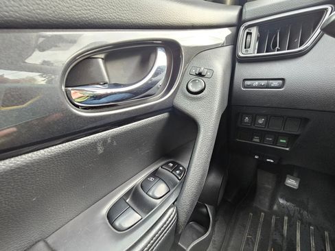 Used 2017 Nissan Rogue S image 33