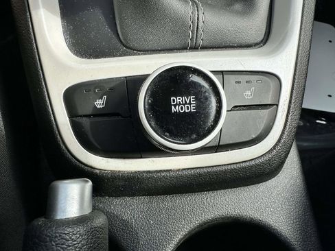 Used 2022 Hyundai Venue Limited FWD image 25